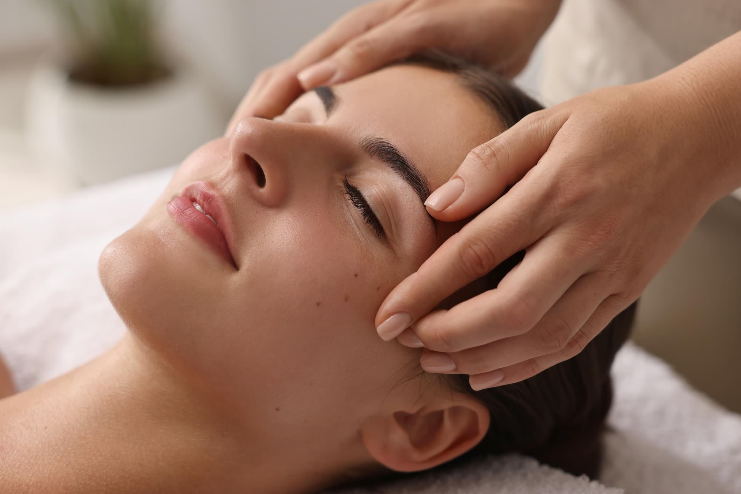 Stangrinamasis veido masažas su GUA SHA
