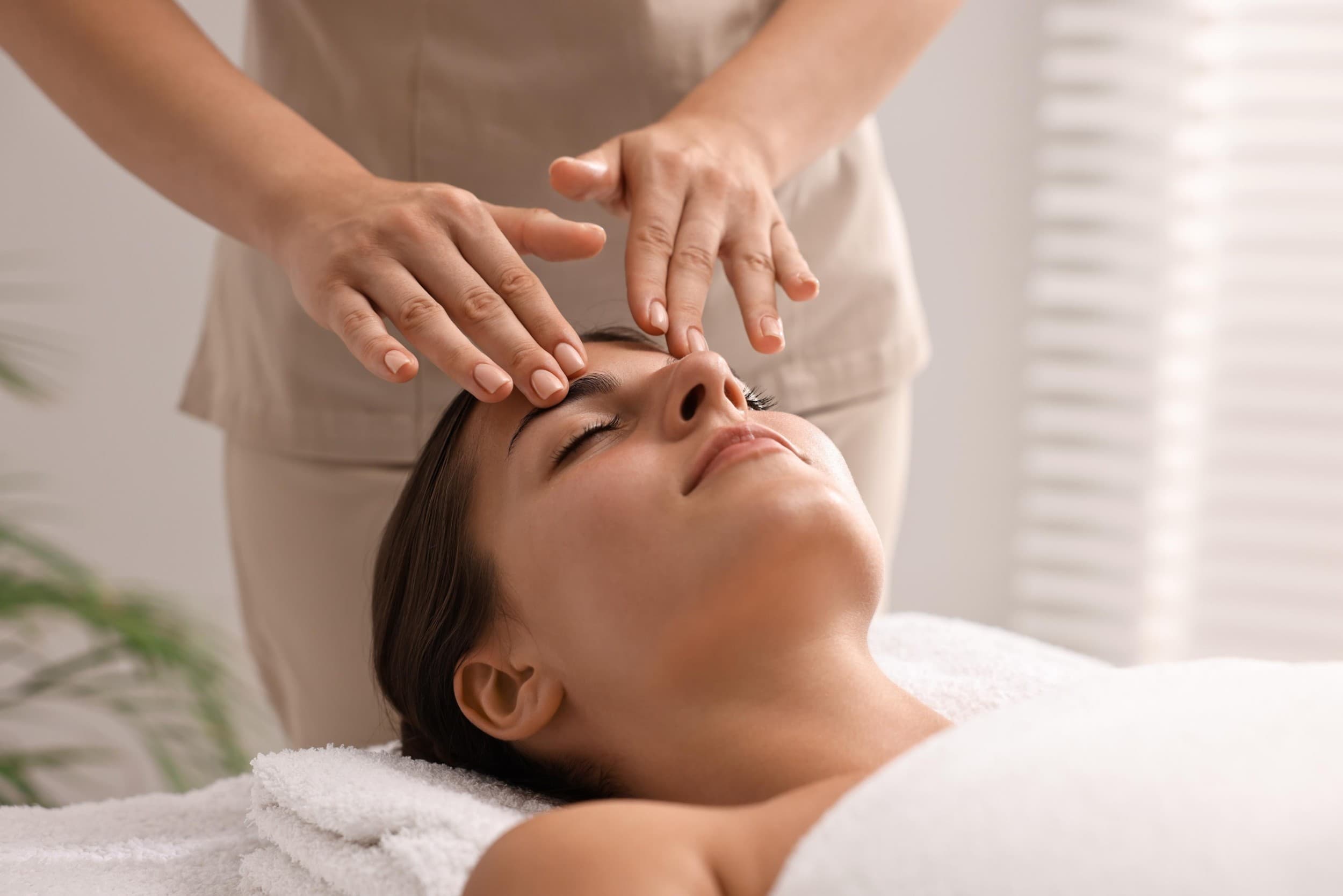 Stangrinamasis veido masažas su GUA SHA
