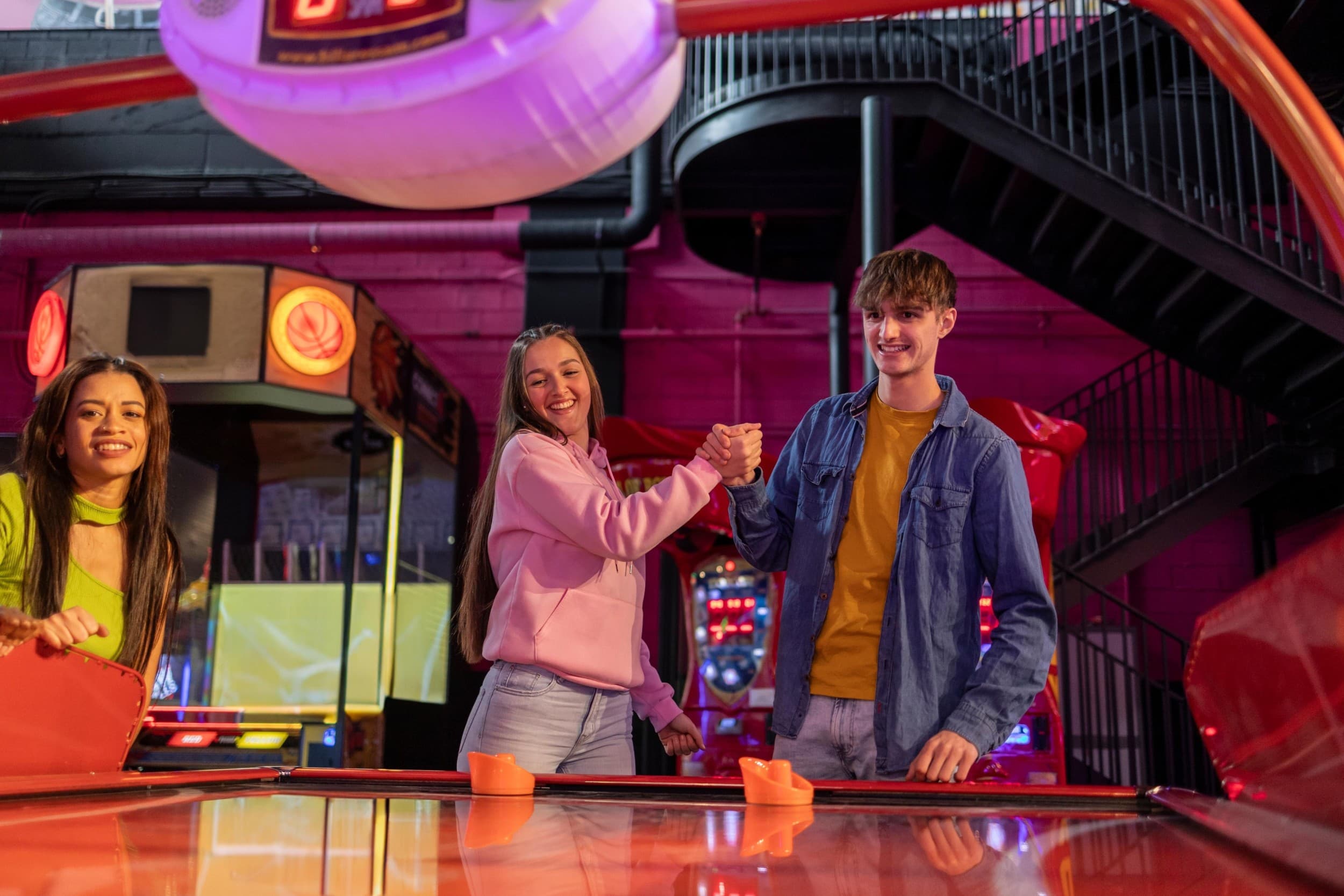 Karaokė ir „Arcade“ žaidimai pramogų centre „ACTION! by Apollo“ | Laisvalaikio Dovanos
