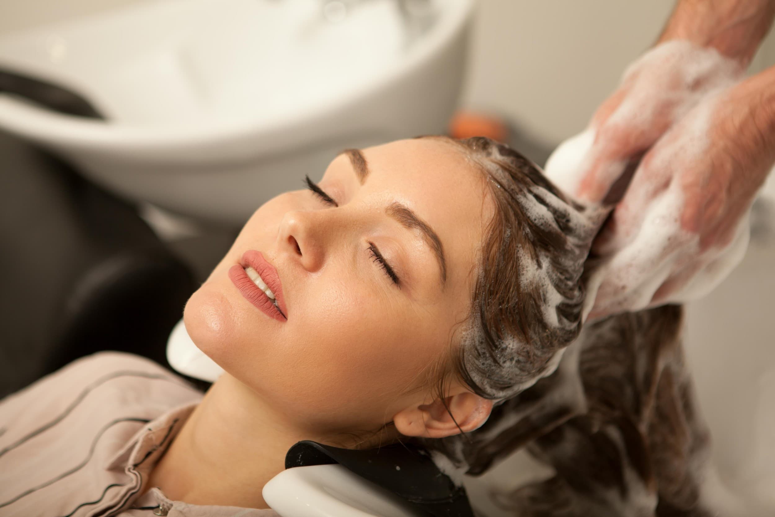 „Anti-hair loss“ procedūra grožio studijoje „ZiZi Beauty Hub“