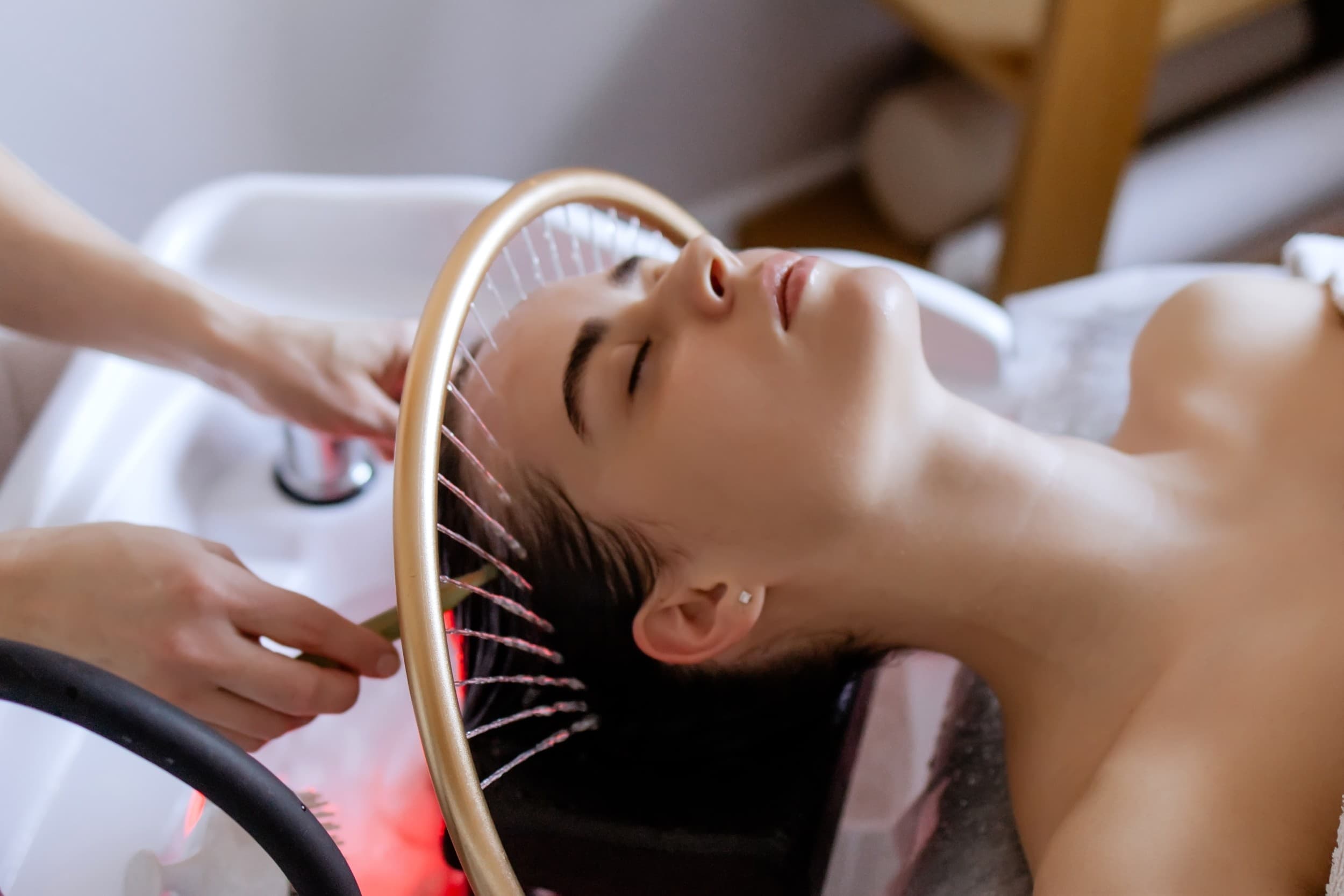 VIP japoniškas galvos SPA ritualas grožio studijoje „ZiZi Beauty Hub“