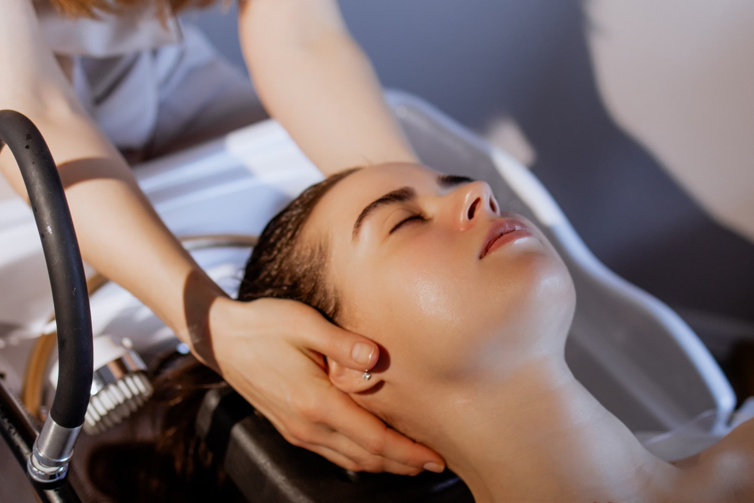 VIP japoniškas galvos SPA ritualas grožio studijoje „ZiZi Beauty Hub“