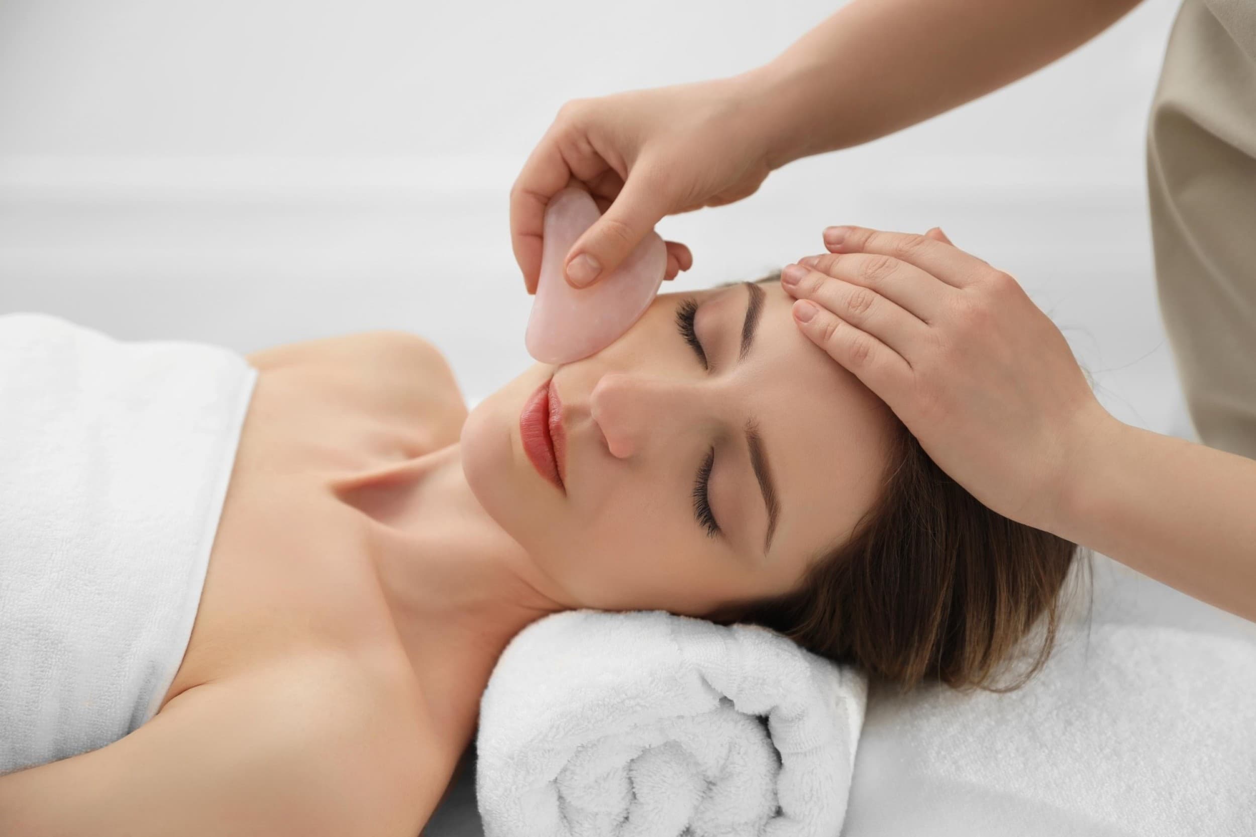 „Gua Sha“ veido terapinis-modeliuojantis masažas | Laisvalaikio Dovanos