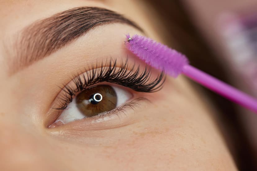 Blakstienų laminavimas, stiprinimas keratinu ir dažymas