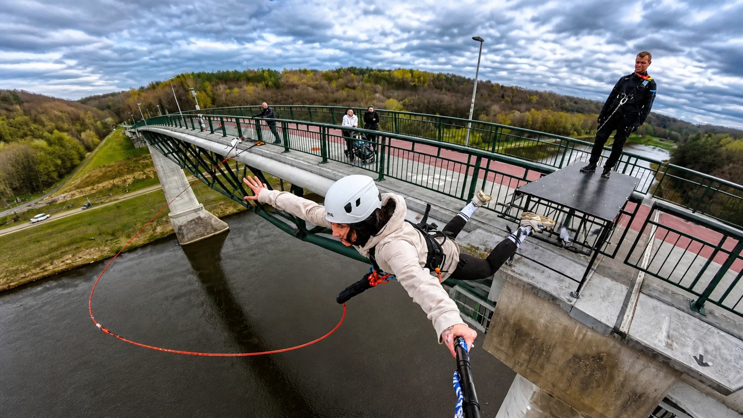 Šuolis su virve nuo Baltosios Rožės tilto Alytuje dviem