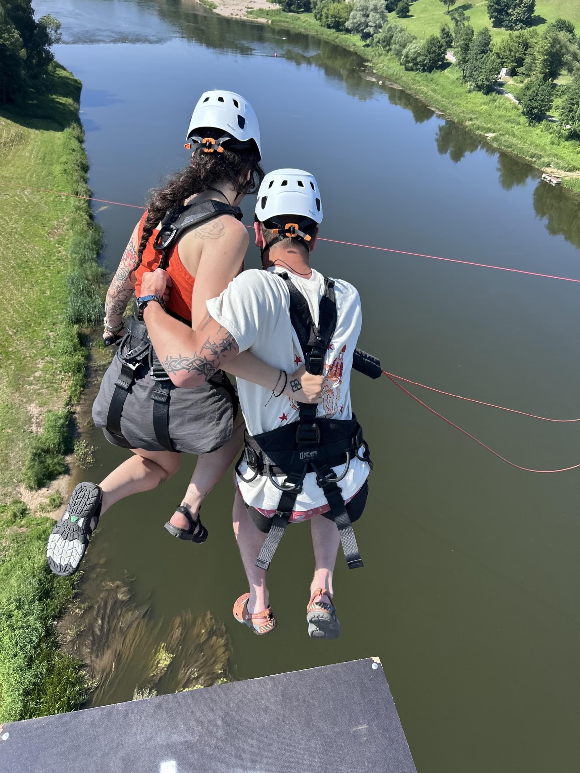 Tandeminis šuolis su virve dviem nuo Baltosios Rožės tilto Alytuje