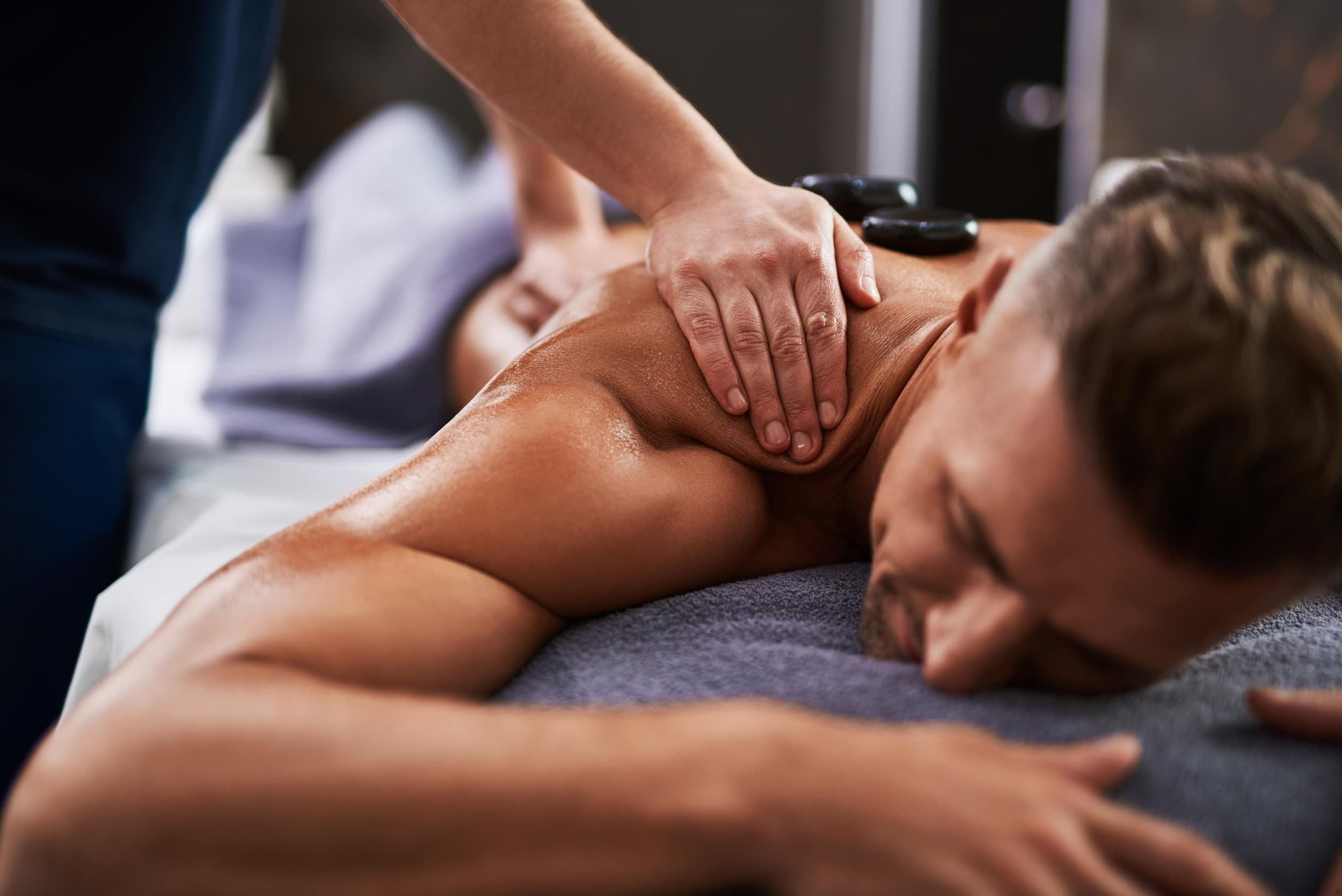 Gydomasis masažas karštais akmenimis su aromaterapiniu aliejumi