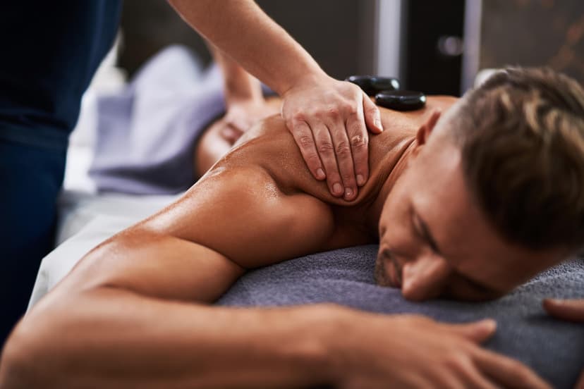 Gydomasis masažas karštais akmenimis su aromaterapiniu aliejumi
