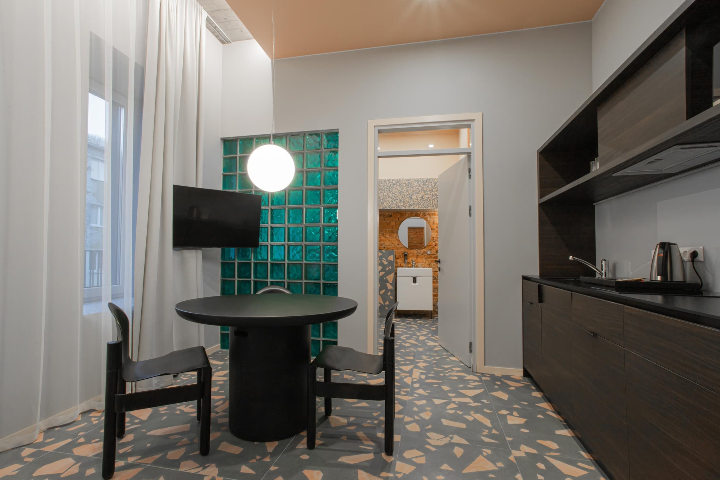 Nakvynė dviem „Resume Apartments“ pačiame Kauno centre darbo dienomis