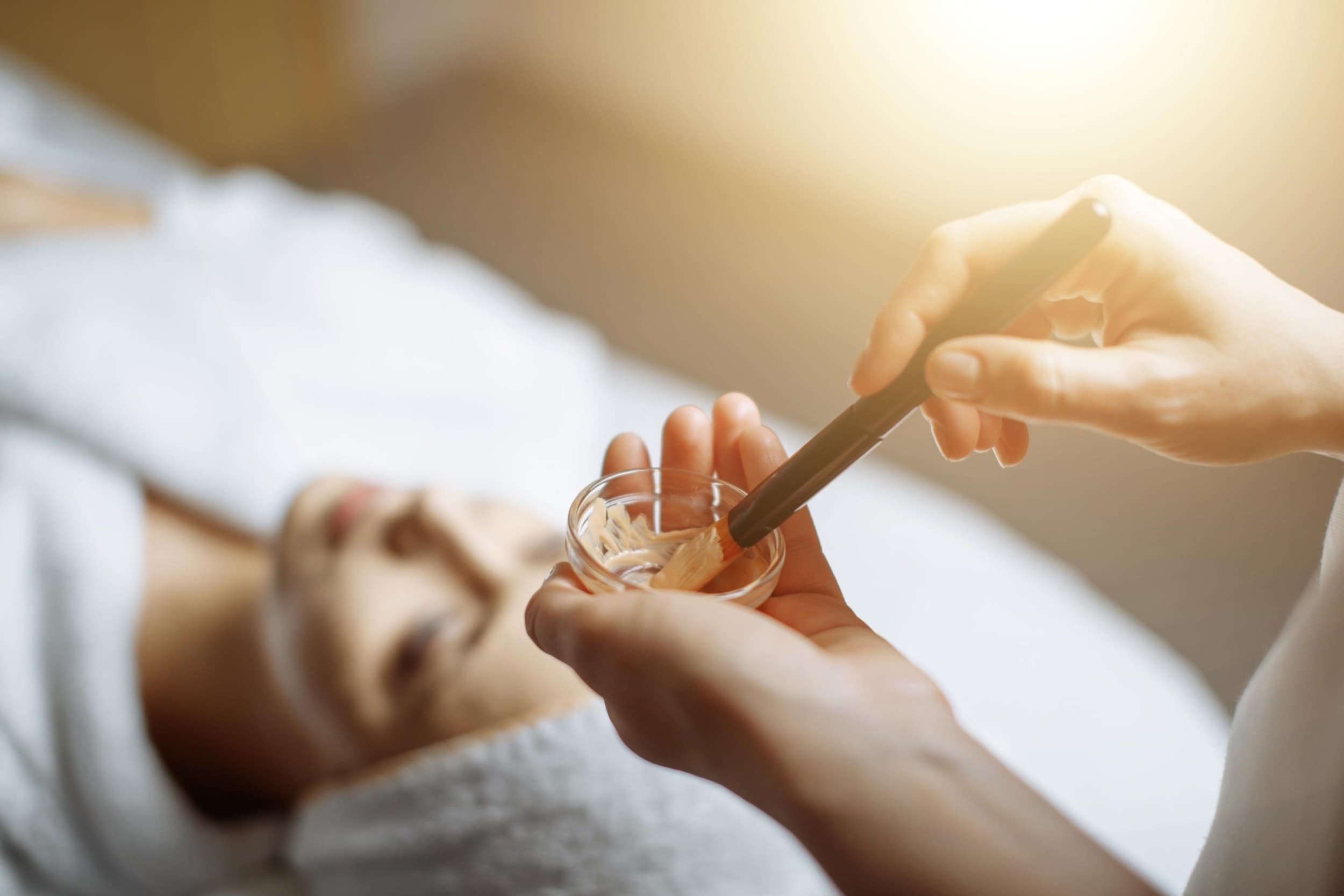 Skaistinanti vitamino C procedūra V.I.T.A.C. su veido masažu ir kauke