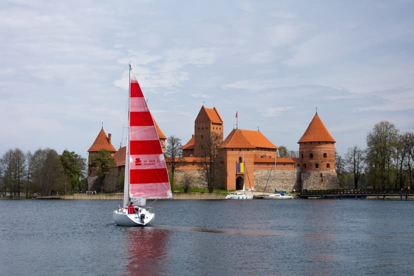 Plaukimas jachta Trakuose