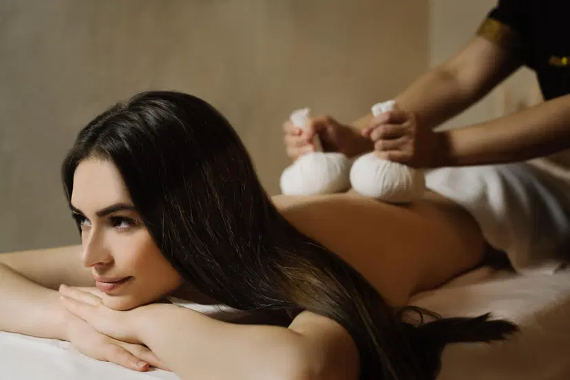 Pikantiškas tajų SPA ritualas su karštų ryšulėlių masažu