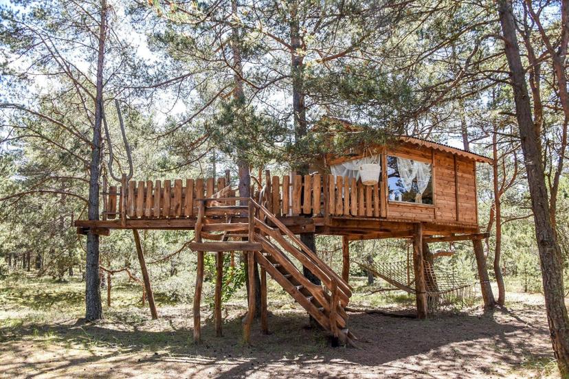 Nakvynė mediniame namelyje dviem „Ramybės uostas“ Latvijoje