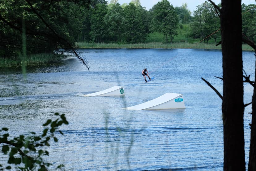 Plaukimas „FLIP Point“ vandenlenčių parke (su įranga)