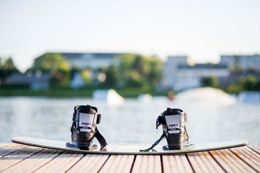 Plaukimas „Wake Ink“ vandenlenčių parke Širvintose