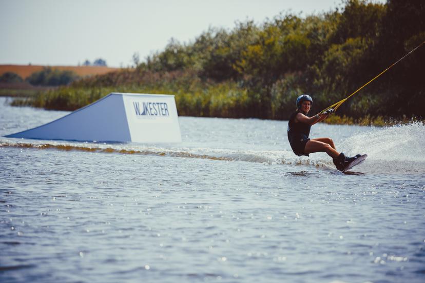 Plaukimas „Wake Pond“ vandenlenčių parke Anykščiuose