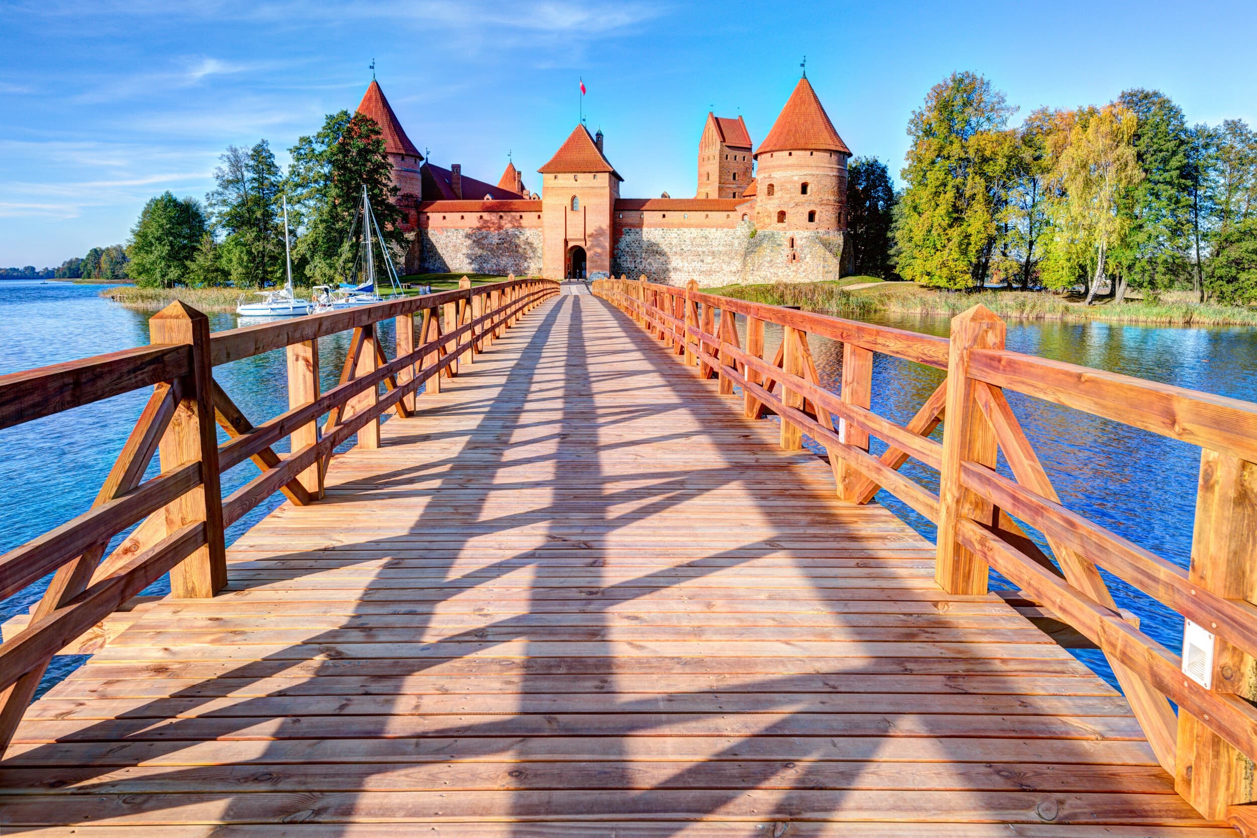 Plaukimas laivu ir kibinų degustacija Trakuose | Laisvalaikio Dovanos