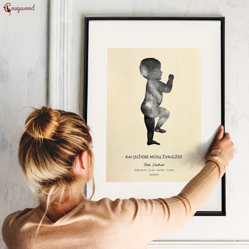 Personalizuotas ir įrėmintas kūdikio gimimo metrikas ant medžio
