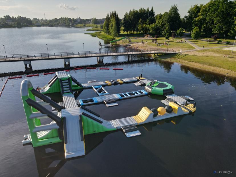 Apsilankymas vandens batutų parke WakeInk keturiems