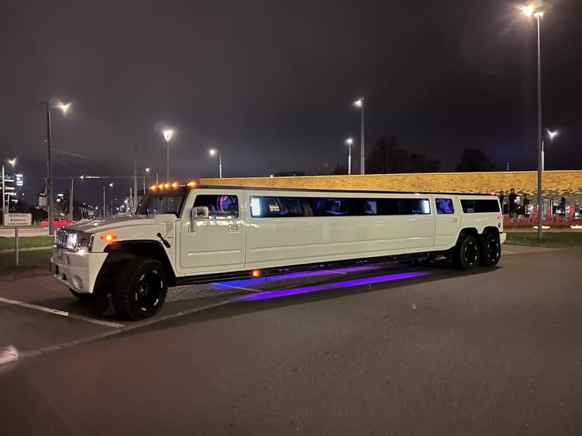 Pasivažinėjimas „Hummer H2“ limuzinu ir šampanas
