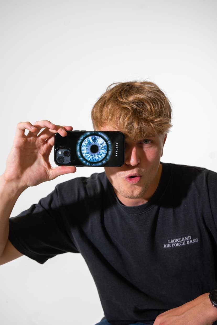 Skaitmeninė akies rainelės nuotrauka ant telefono dėkliuko