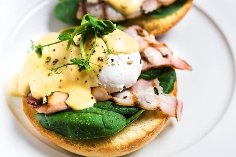 Vėlyvieji savaitgalio pusryčiai bare „California Bar & Restaurant“ dviem