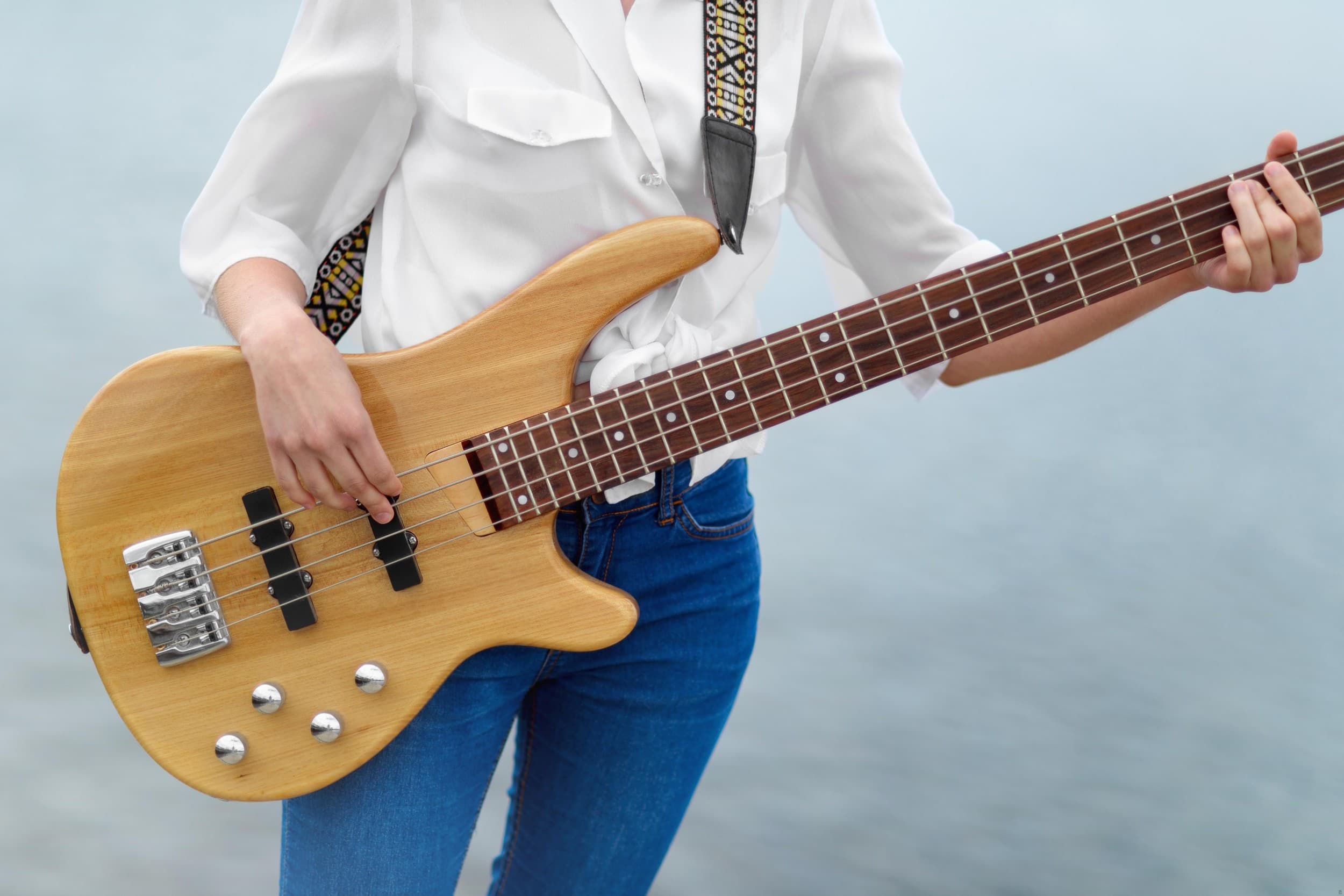 Bosinės gitaros pamokos (8 kartai)