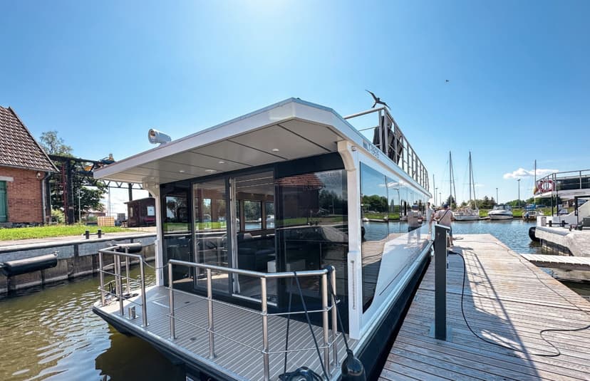 Nakvynė laive „Relax“ atokioje erdvėje