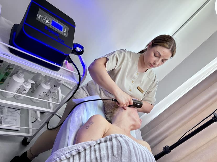 Limfodrenažinis veido masažas su „R-Sleek Face“ aparatu