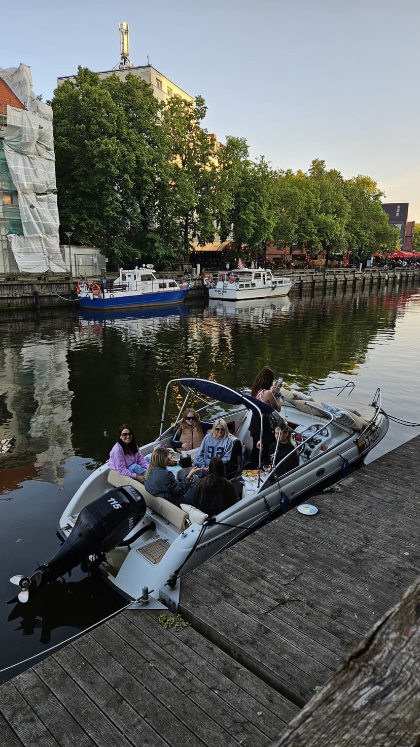 Plaukimas greitaeigiu kateriu „Vellamo“ po Klaipėdos ir Kuršių marių maršrutą