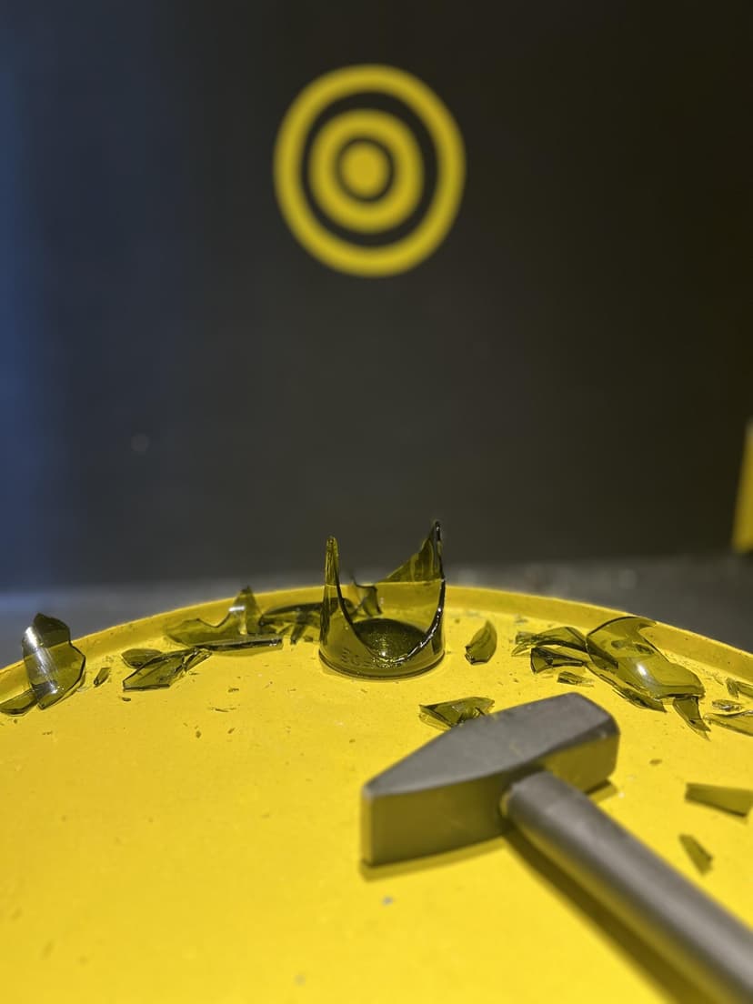 Išdaužyk savo emocijas „Smash Room“ kambaryje Klaipėdoje DVIEM