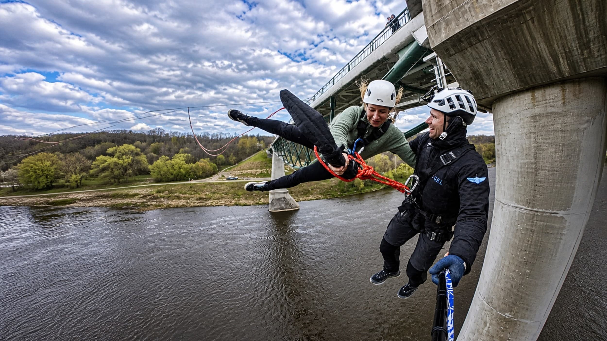 Tandeminis šuolis su virve dviem nuo Baltosios Rožės tilto Alytuje